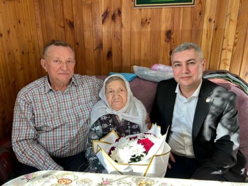Район башлыгы Альберт Хуҗин Мөсәвәрә Шәймәрданованы туган көне белән котлады