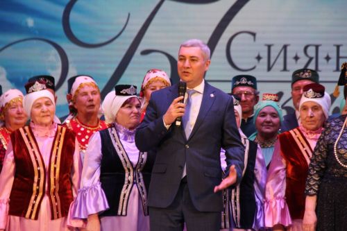 Өлкәннәр сәхнә тотты