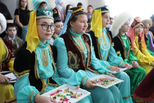 Дуслык белән көчле без!