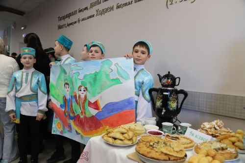 Дуслык белән көчле без!