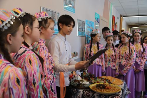 Дуслык белән көчле без!