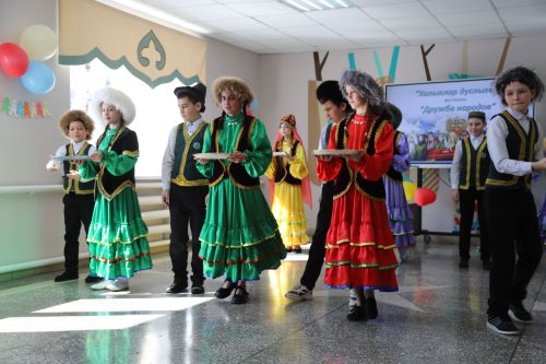 Дуслык белән көчле без!