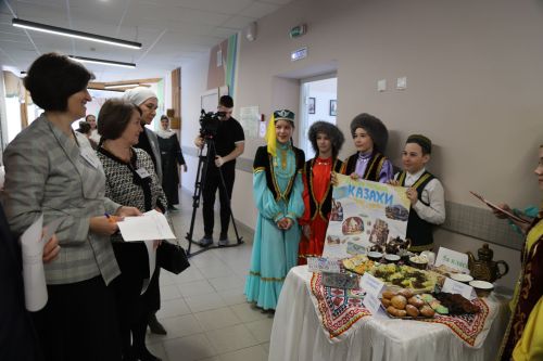 Дуслык белән көчле без!