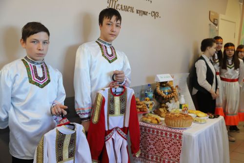 Дуслык белән көчле без!