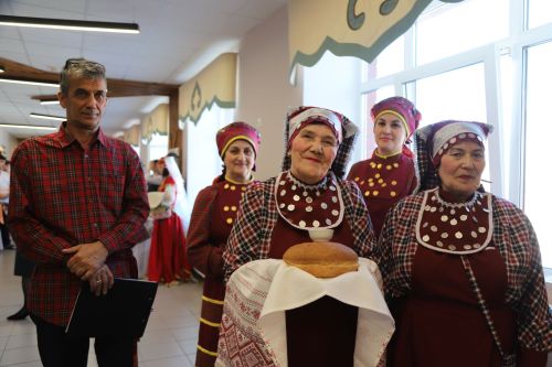 Дуслык белән көчле без!
