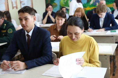 Мөслим лицеенда әти-әниләр бердәм дәүләт имтиханы форматында имтихан бирде