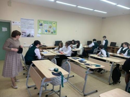 Укучылар әниләренә изүләр ясады
