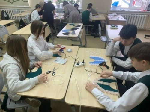 Укучылар әниләренә изүләр ясады