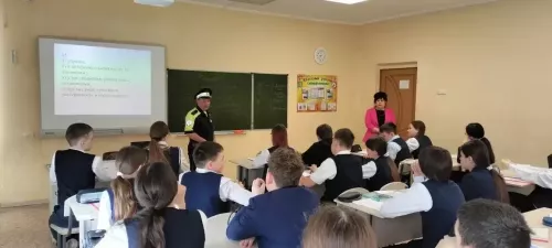 Укучыларга юл кагыйдәләрен искә төшерделәр