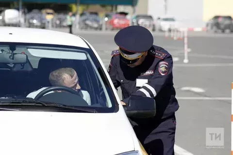 Хәмер әчкән килеш руль артына утырган