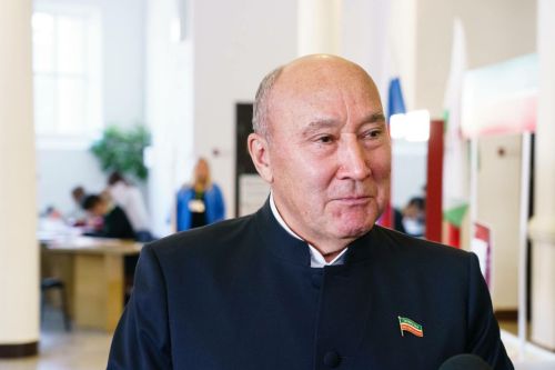 Марат Әхмәтов Татарстан халкын Россия парламентаризмы көне белән котлады