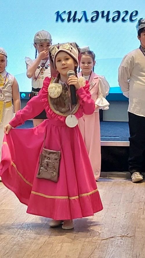 “Мин - милләтемнең киләчәге, горурлыгы”: район сәхнәсендә яшь буын үз тамырларын барлады