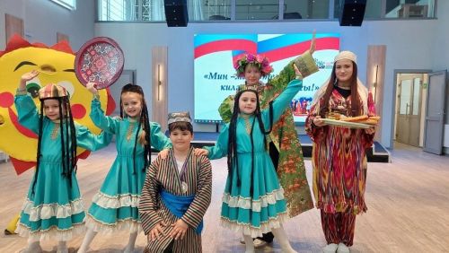“Мин - милләтемнең киләчәге, горурлыгы”: район сәхнәсендә яшь буын үз тамырларын барлады