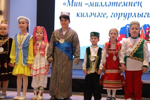“Мин - милләтемнең киләчәге, горурлыгы”: район сәхнәсендә яшь буын үз тамырларын барлады