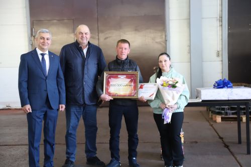 Сабый туу уңаеннан 500 мең сум: Мөслимдә яшь гаиләгә ярдәм