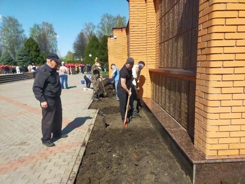 Сугышчан һәм хезмәт даны мемориаль комплексында өмәләр бара