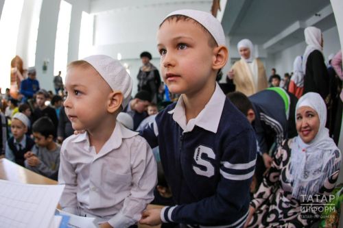 Намазга мәхәббәт, ирекле тормыш, гаилә кору: Рөстәм хәзрәт бала тәрбияләү хакында сөйләде