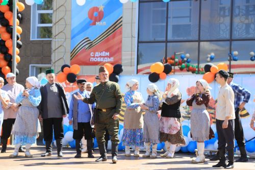 Җиңү бәйрәменнән театральләштерелгән күренеш һәм район җитәкчелеге котлавы