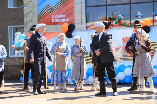 Җиңү бәйрәменнән театральләштерелгән күренеш һәм район җитәкчелеге котлавы