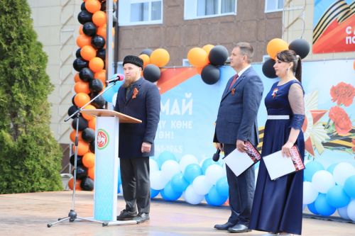 Җиңү бәйрәменнән театральләштерелгән күренеш һәм район җитәкчелеге котлавы