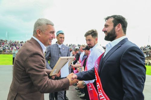 Батырлар  Сабантуйда  мактала