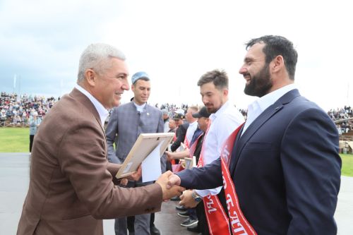 Батырлар  Сабантуйда  мактала