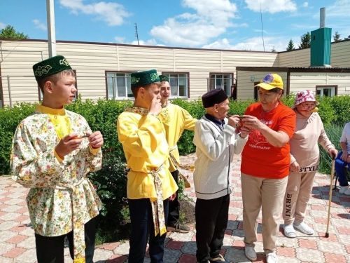 Олы Чакмак мәктәбе укучылары интернат-йортта Сабантуй бәйрәме үткәрде