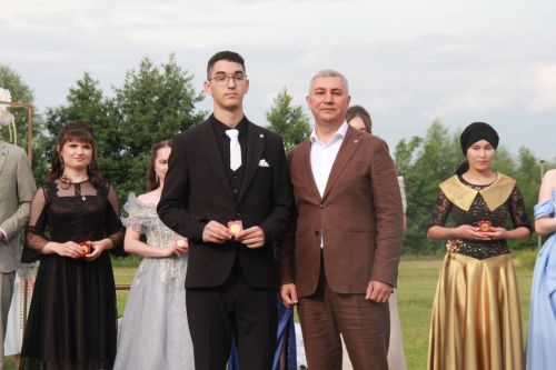 Соңгы кыңгыраудан соңгы вальс: Районыбызның 11 сыйныф укучыларына аттестат тапшырылды