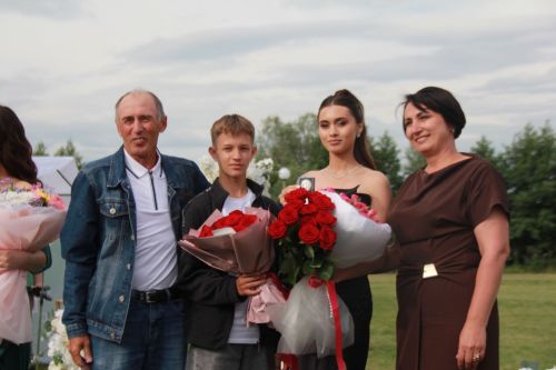 Соңгы кыңгыраудан соңгы вальс: Районыбызның 11 сыйныф укучыларына аттестат тапшырылды