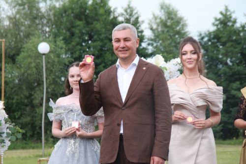 Соңгы кыңгыраудан соңгы вальс: Районыбызның 11 сыйныф укучыларына аттестат тапшырылды