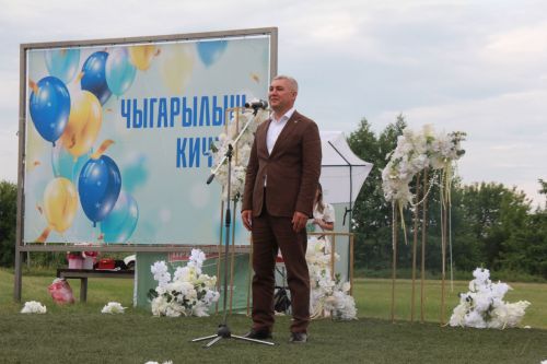 Соңгы кыңгыраудан соңгы вальс: Районыбызның 11 сыйныф укучыларына аттестат тапшырылды
