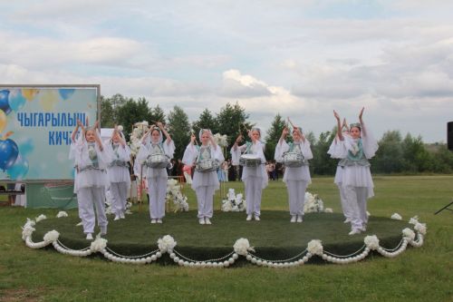 Соңгы кыңгыраудан соңгы вальс: Районыбызның 11 сыйныф укучыларына аттестат тапшырылды