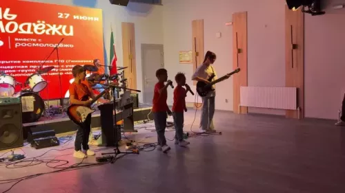 Бу минутларда «Мизгел» яшьләр үзәгендә Яшьләр көненә багышланган кичә бара