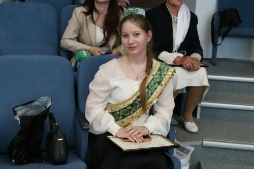 Илсур Һадиуллин татар теленнән имтихан тапшырган укучылар белән очрашты