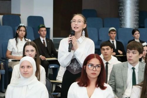 Илсур Һадиуллин татар теленнән имтихан тапшырган укучылар белән очрашты