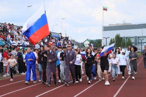 Россия флагы көне: Мөслимдә йөгереш узды һәм яшьләргә паспорт тапшырылды