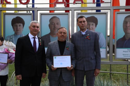 Мөслимдә Республика көнен хезмәт алдынгыларын хөрмәтләүдән башладылар