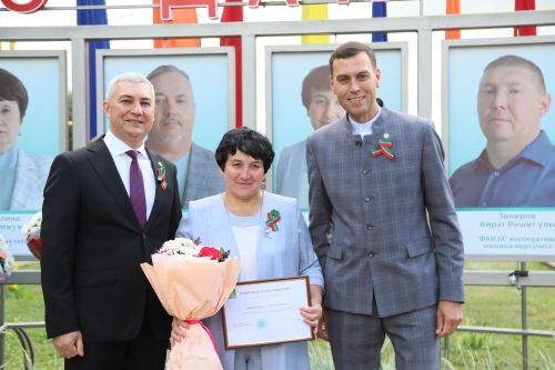 Мөслимдә Республика көнен хезмәт алдынгыларын хөрмәтләүдән башладылар