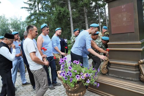 «Бездән башка бүтән беркем дә»: Мөслимдә Һава десанты гаскәрләре көне зурлап билгеләп үтелде