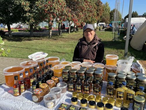 Бу минутларда район мәдәният йорты каршындагы үзәк мәйданда ярминкә башланып китте