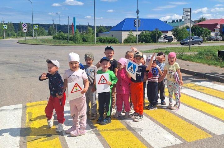 Балалар бакчаларында юл йөрү кагыйдәләрен өйрәнәләр
