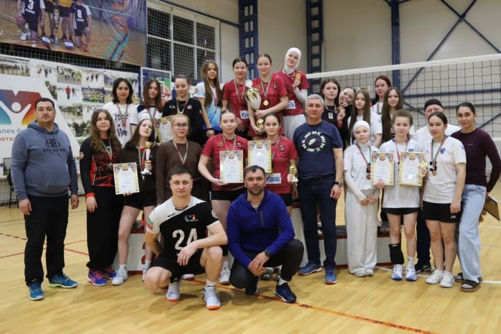 Көчлеләр кубогының җиңүчеләре һәм иң яхшы уенчылары билгеле
