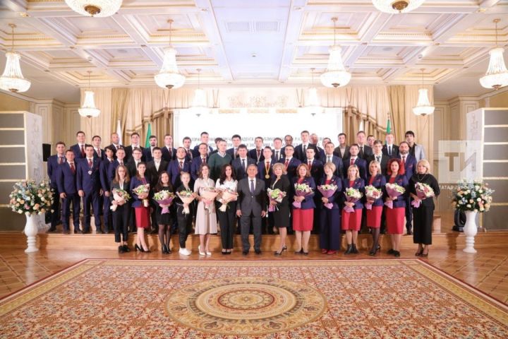 Татарстан Президенты тантаналы төстә WorldSkills җиңүчеләре белән очраша