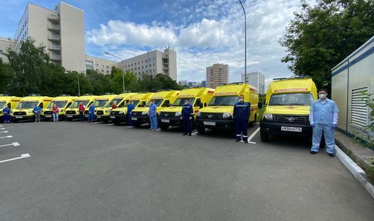 Рөстәм Миңнеханов медикларга ашыгыч ярдәм автомобильләреннән ачкычлар тапшырды