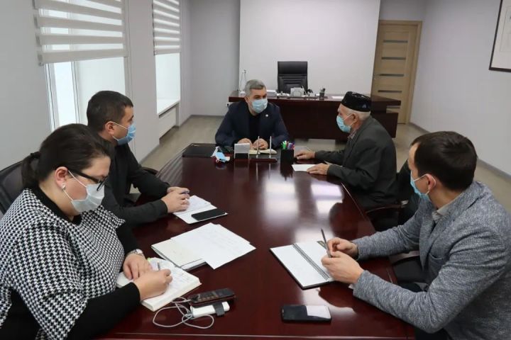 Район Башкарма комитеты җитәкчесе Альберт Хуҗин шәхси сораулар буенча гражданнарны кабул итте