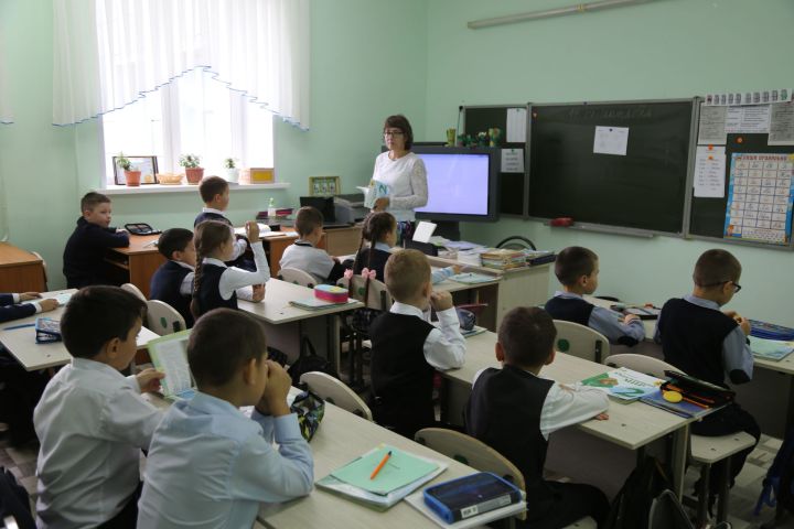 Шәкерт остазы белән янәшә атлый