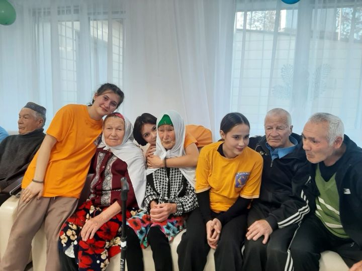 Волонтерлар әби-бабайлар белән очрашты