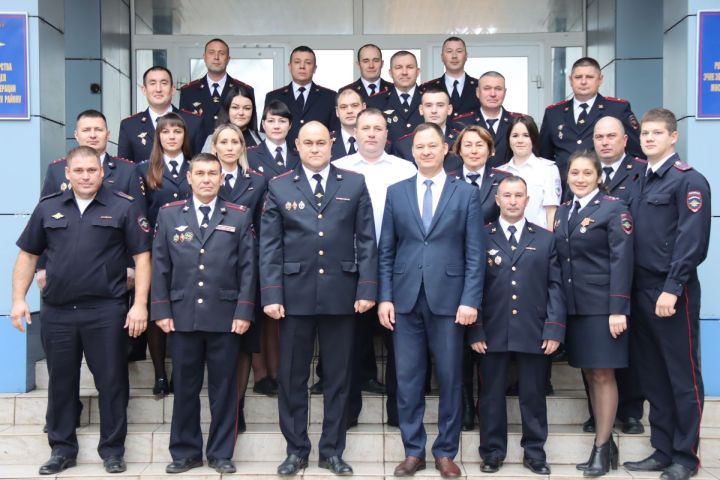 Бәйрәм белән, эчке эшләр органнары хезмәткәрләре!