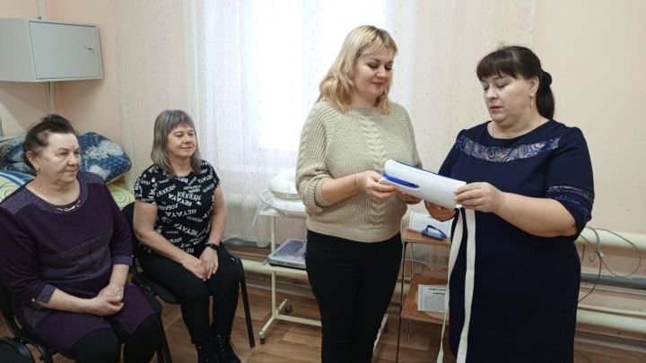 Социаль яклау бүлегендә түгәрәк өстәл уздырылган
