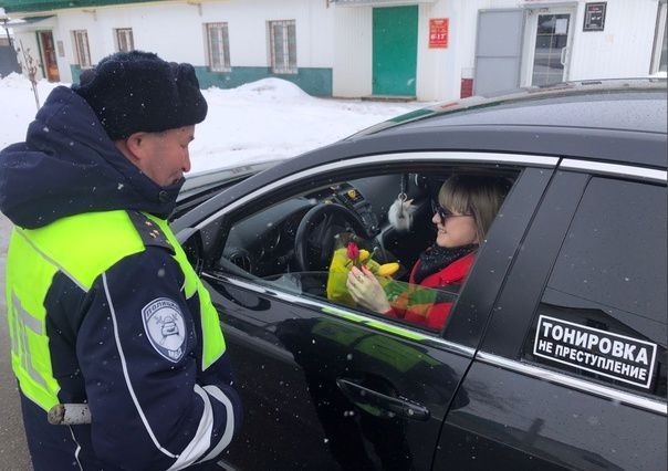 ДАИ инспекторлары автоледиларга чәчәкләр гөлләмәсе бүләк итте